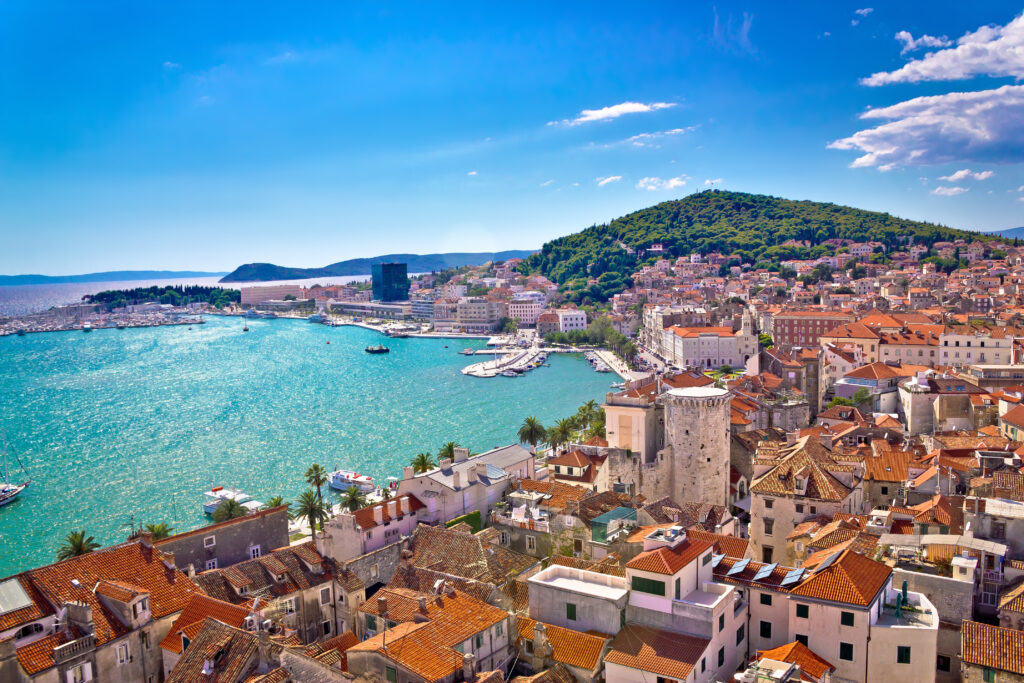 Photo de la ville de Split, ciel bleu, à droite la ville, à gauche la mer bleue